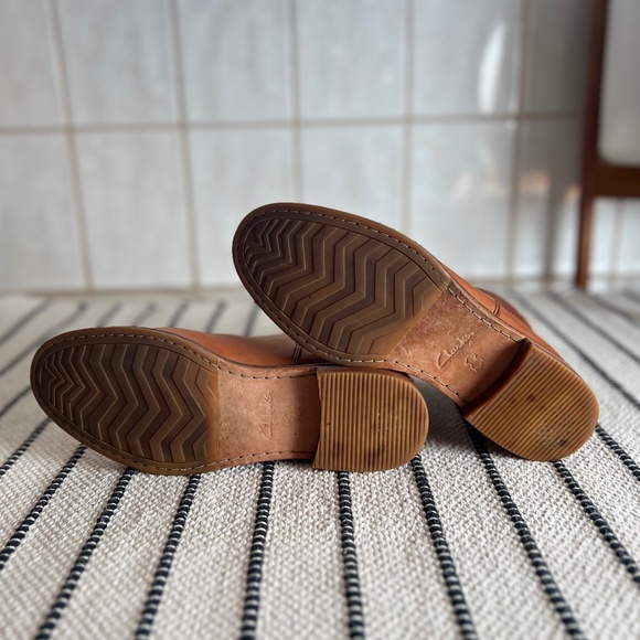 CLARKS Arlo Chelsea Boot in Tan Leather W8.5 - Picture 7 of 9